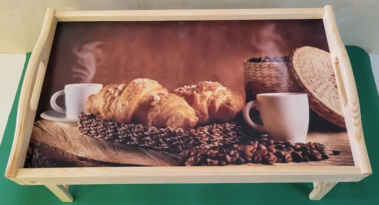 PIKUSA — Frühstückstablett mit Kaffee- und Croissantmotiv