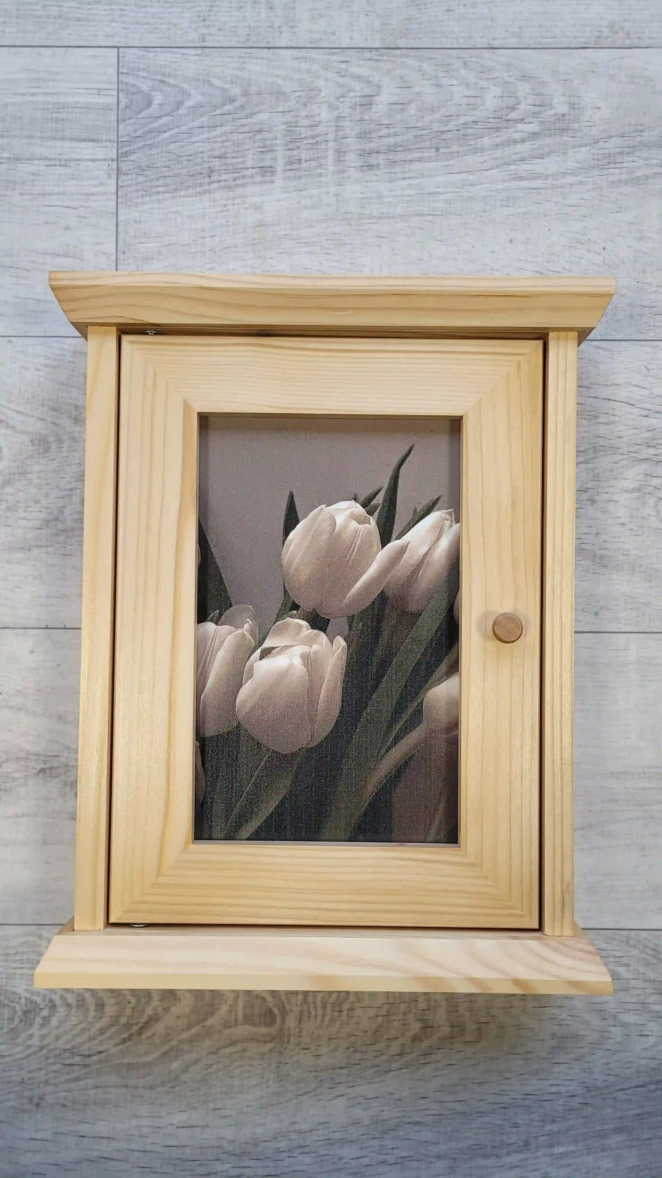 PIKUSA — Schlüsselkasten, helles Holz, weiße Tulpen